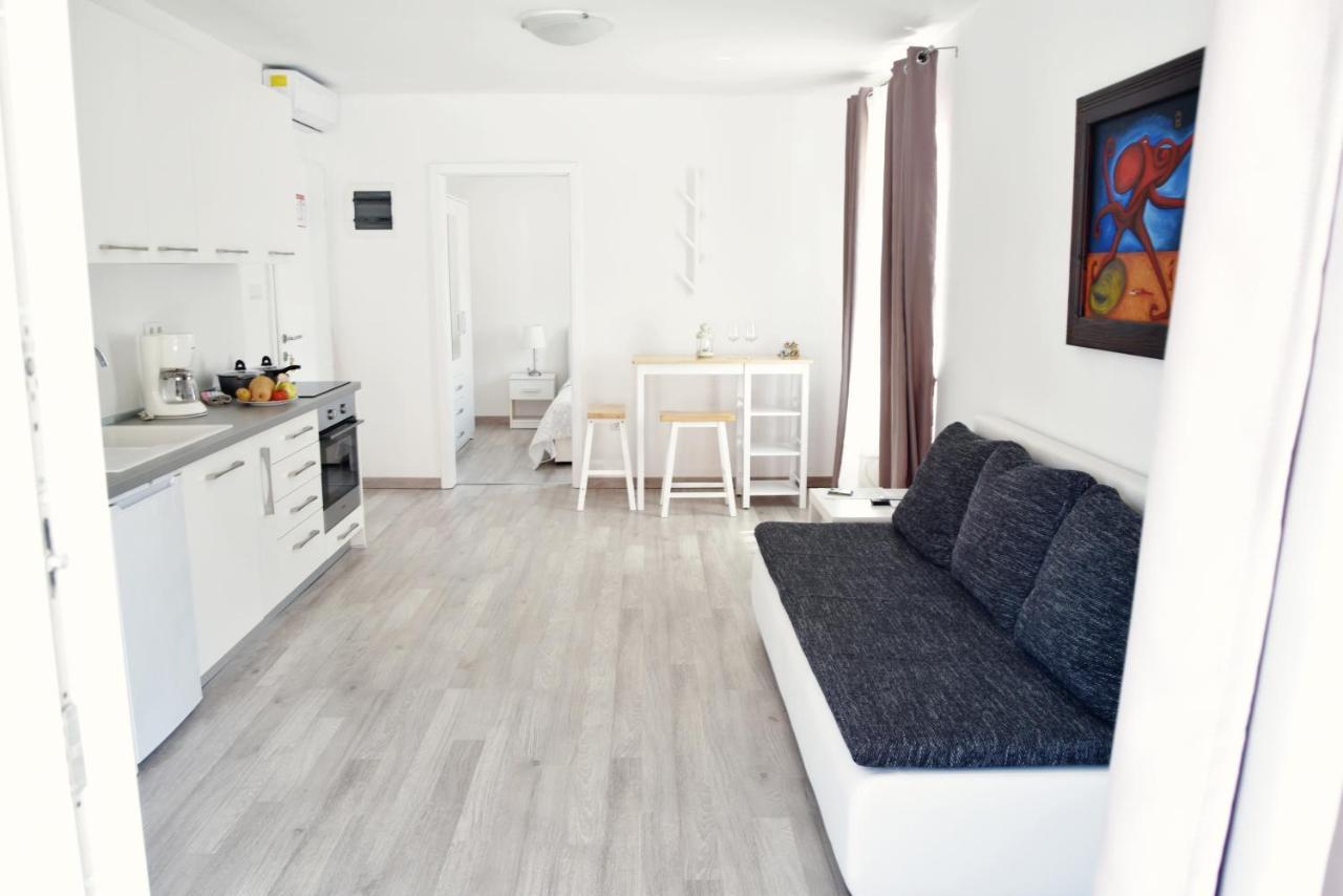 Rab Apartments Aurora Rab Town Bagian luar foto