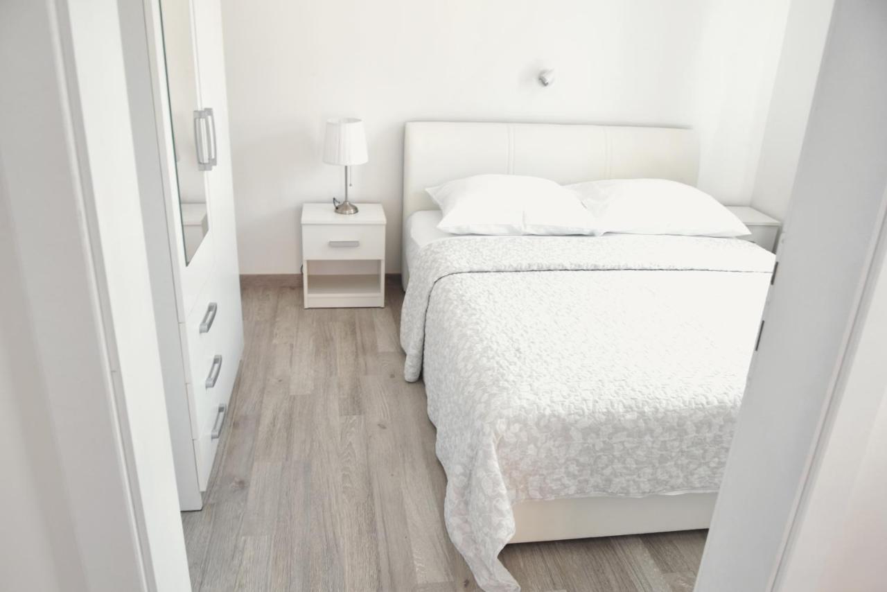 Rab Apartments Aurora Rab Town Bagian luar foto