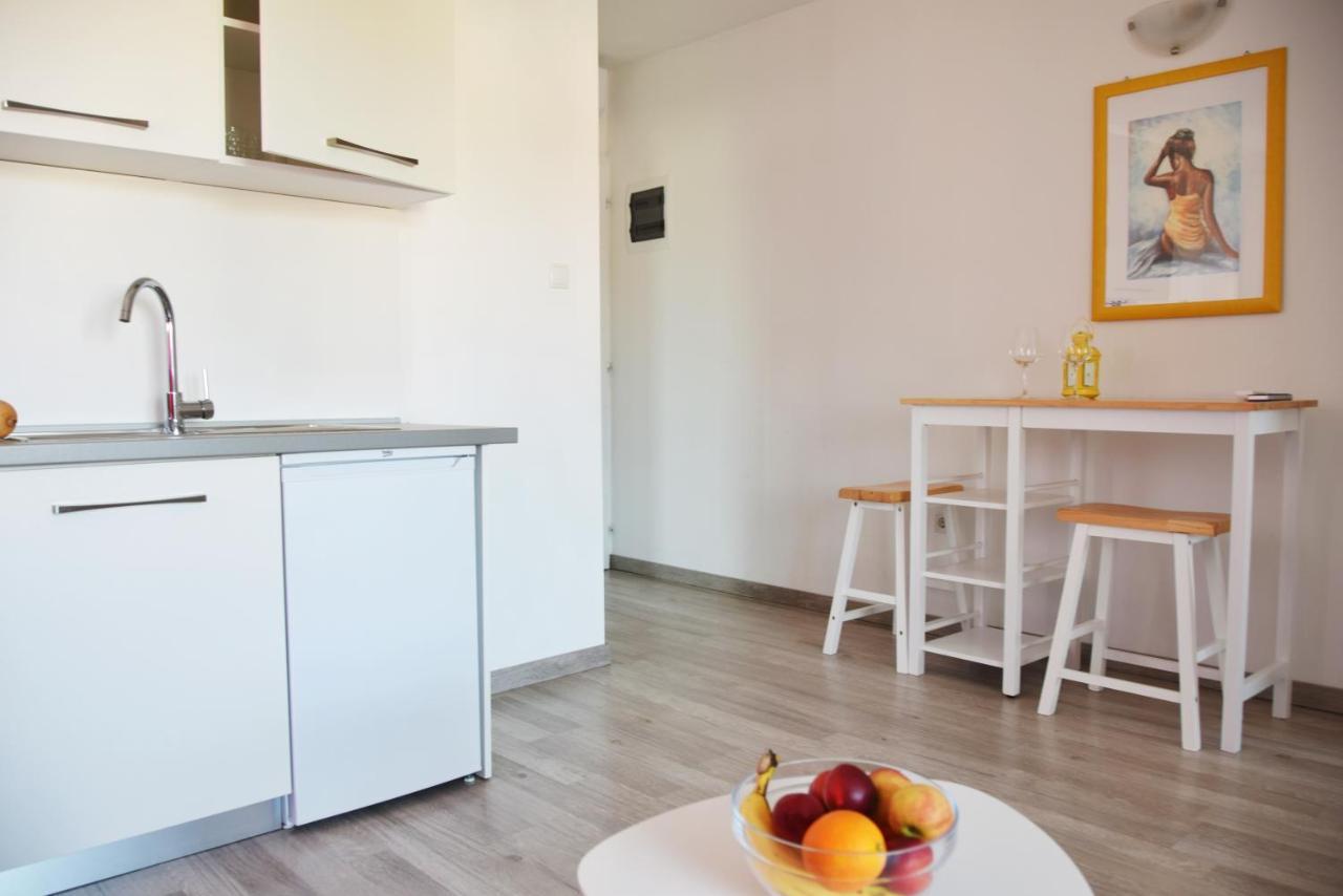 Rab Apartments Aurora Rab Town Bagian luar foto