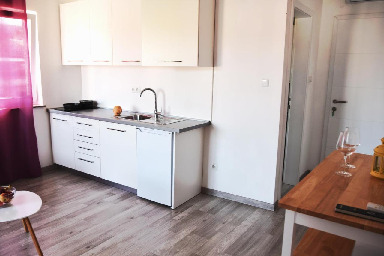Rab Apartments Aurora Rab Town Bagian luar foto