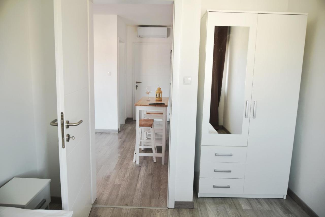 Rab Apartments Aurora Rab Town Bagian luar foto