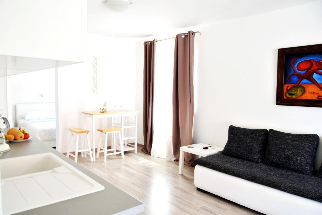 Rab Apartments Aurora Rab Town Bagian luar foto