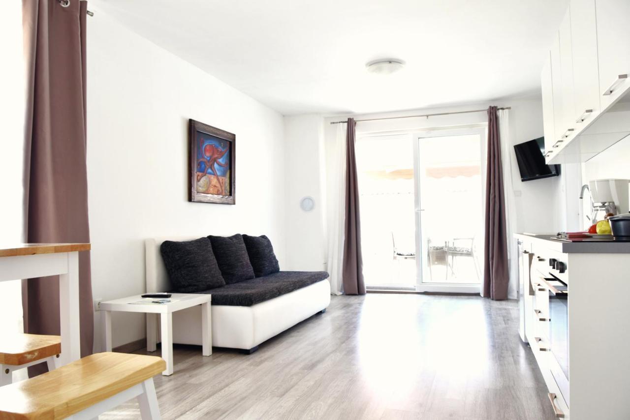 Rab Apartments Aurora Rab Town Bagian luar foto