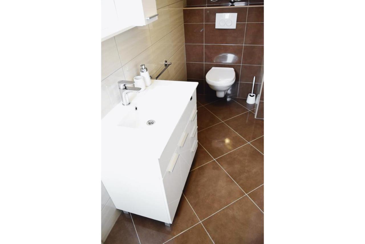 Rab Apartments Aurora Rab Town Bagian luar foto